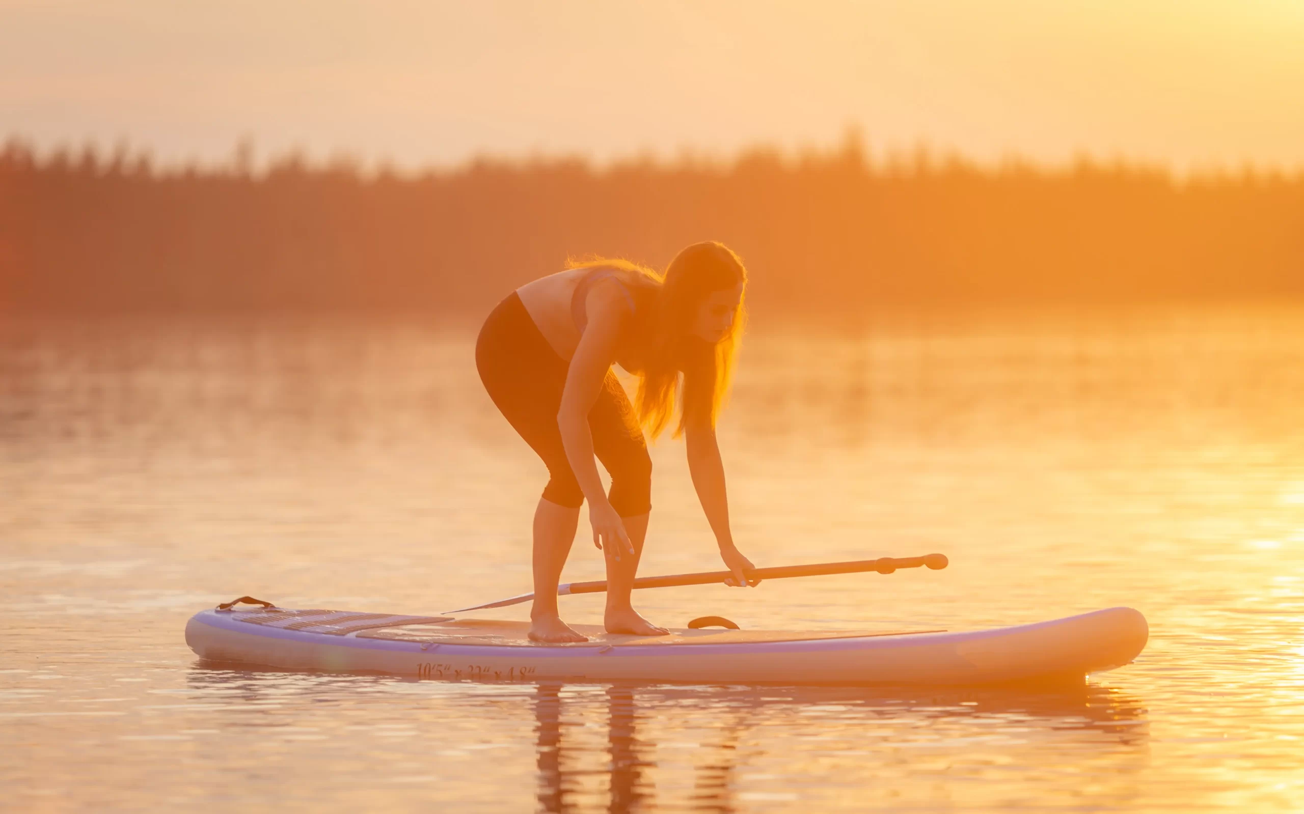 Žena na paddleboardu