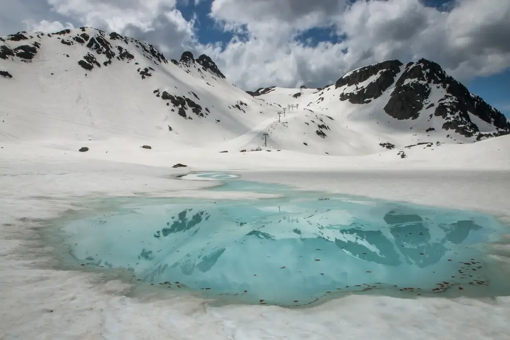 Ledovcové jezero v Alpách