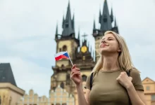 Žena s českou vlajkou