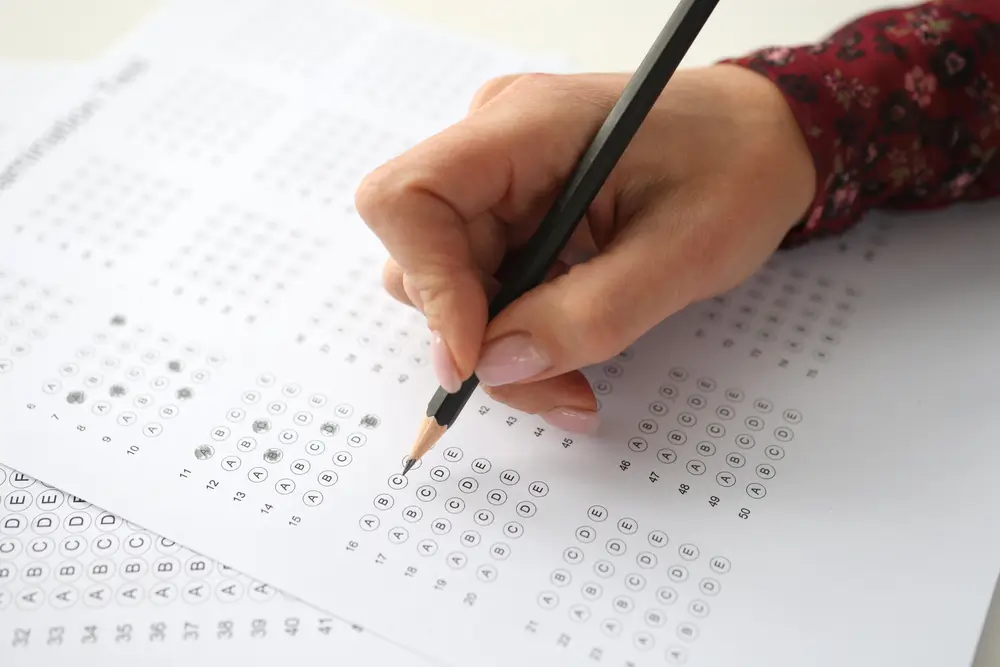 shutterstock_1901868376 - SportDeník Žena vyplňuje IQ test