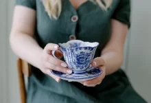 žena držící porcelánový šálek