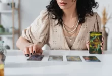 žena vykládá tarotové karty