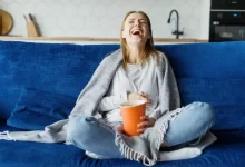 žena se směje u televize