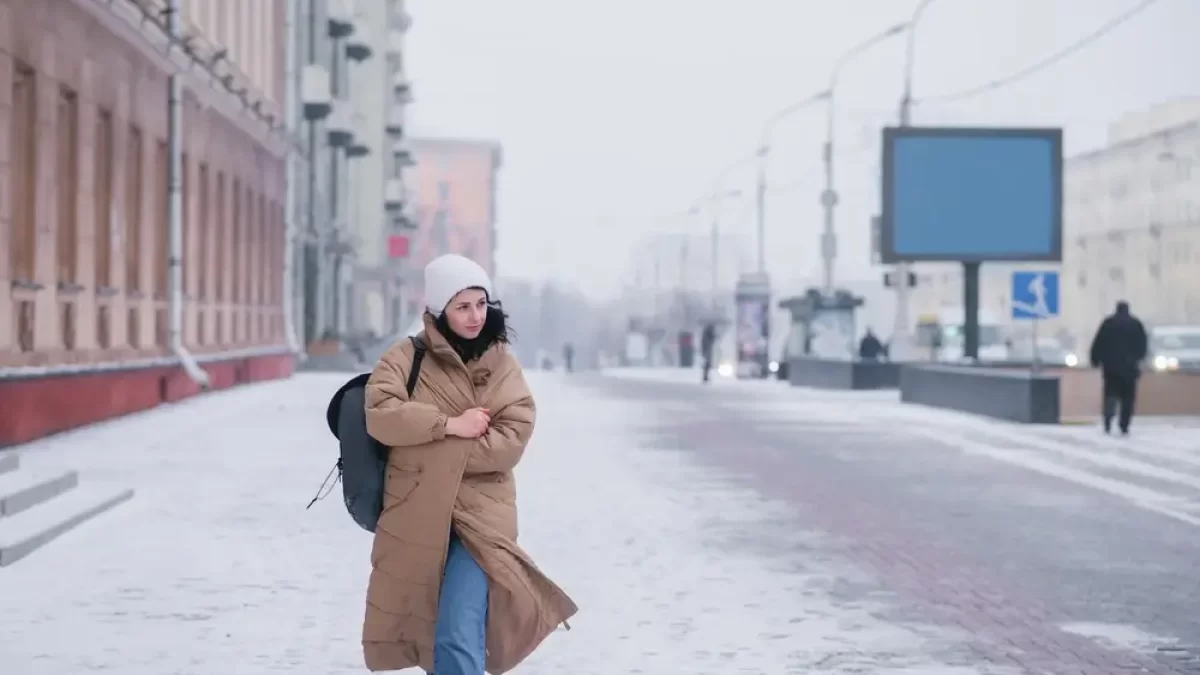 žena na zasněžené ulici