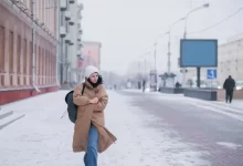 žena na zasněžené ulici