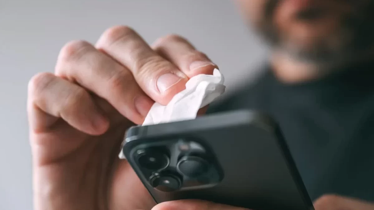 muž čistí telefon