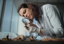 Archeoložka zkoumá artefakt