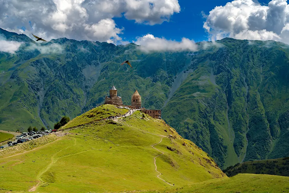 Kazbegi je místo pro milovníky vysokohorské turistiky. - SportDeník Kazbegi