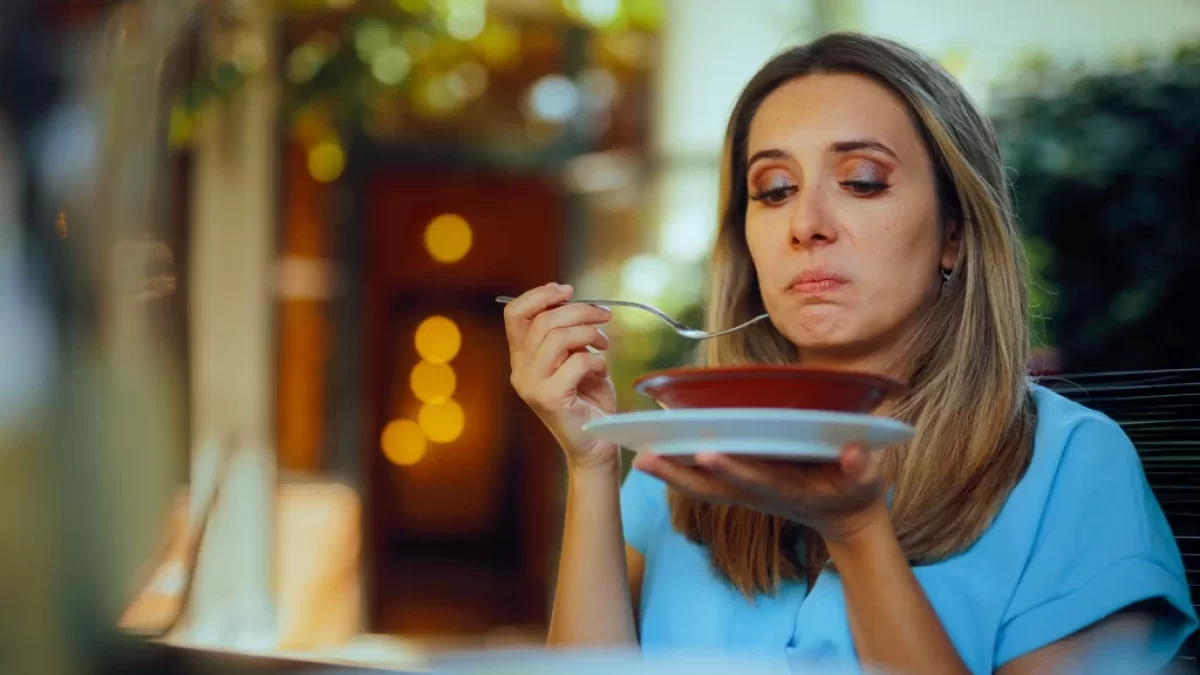 žena ochutnává jídlo