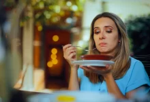 žena ochutnává jídlo