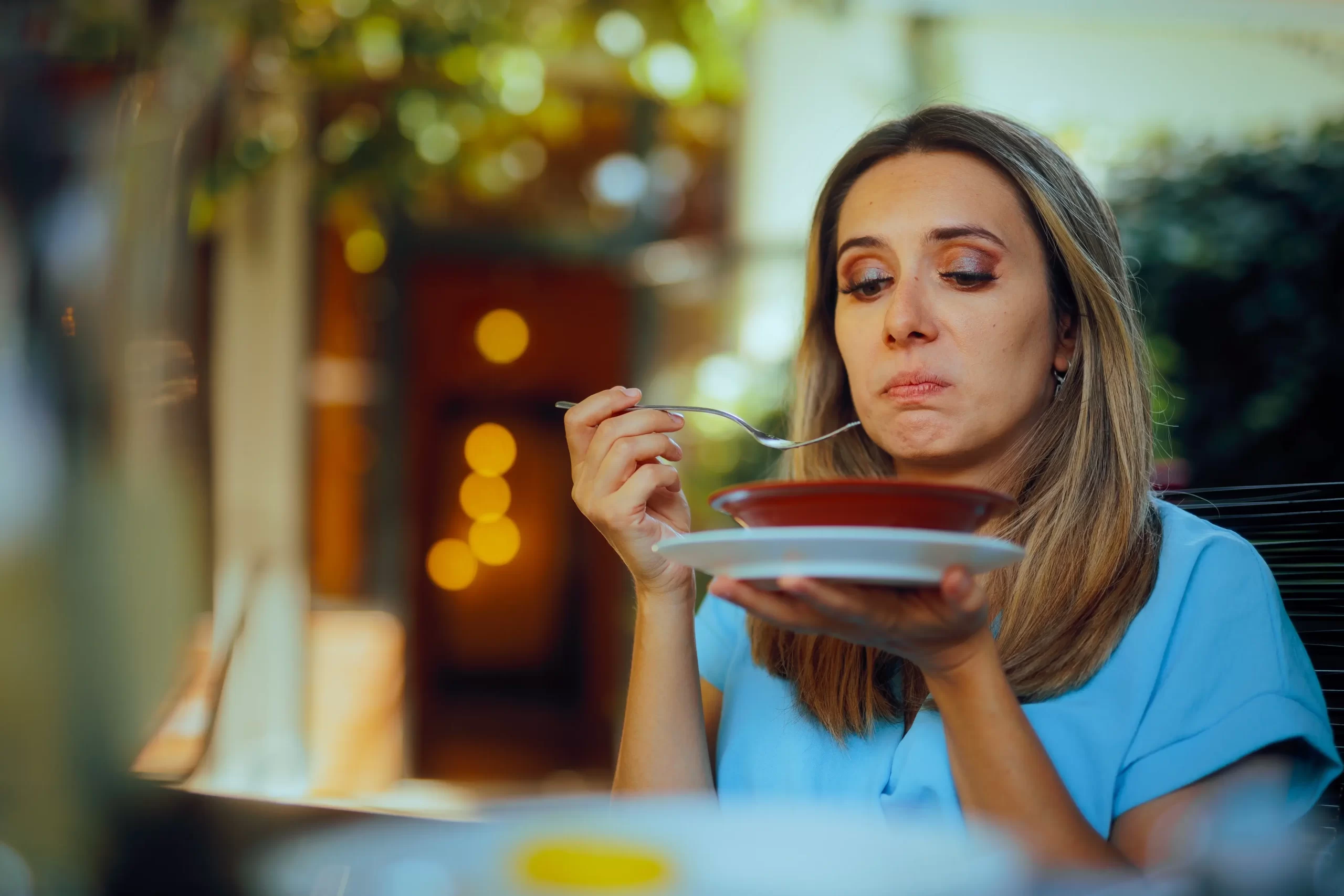 žena ochutnává jídlo