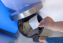 muž vyhazuje účtenku do koše