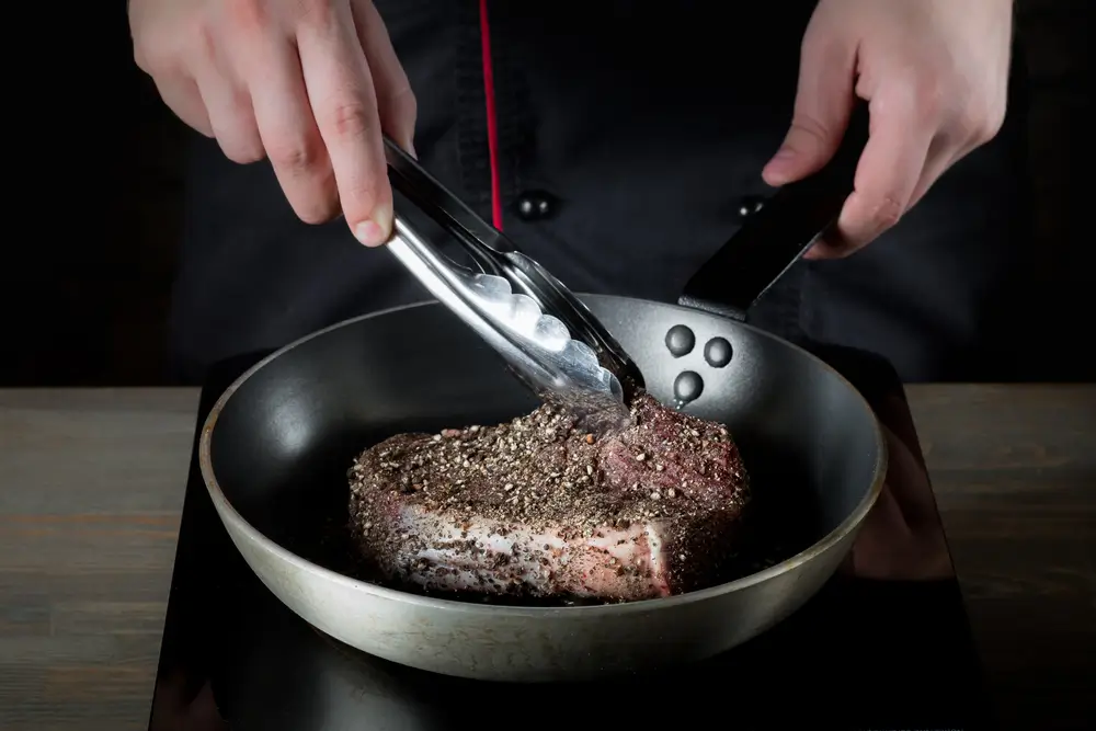 Muž otáčející steak