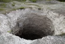Černá díra krasového propadu vytvořená nad opuštěným vápencovým dolem