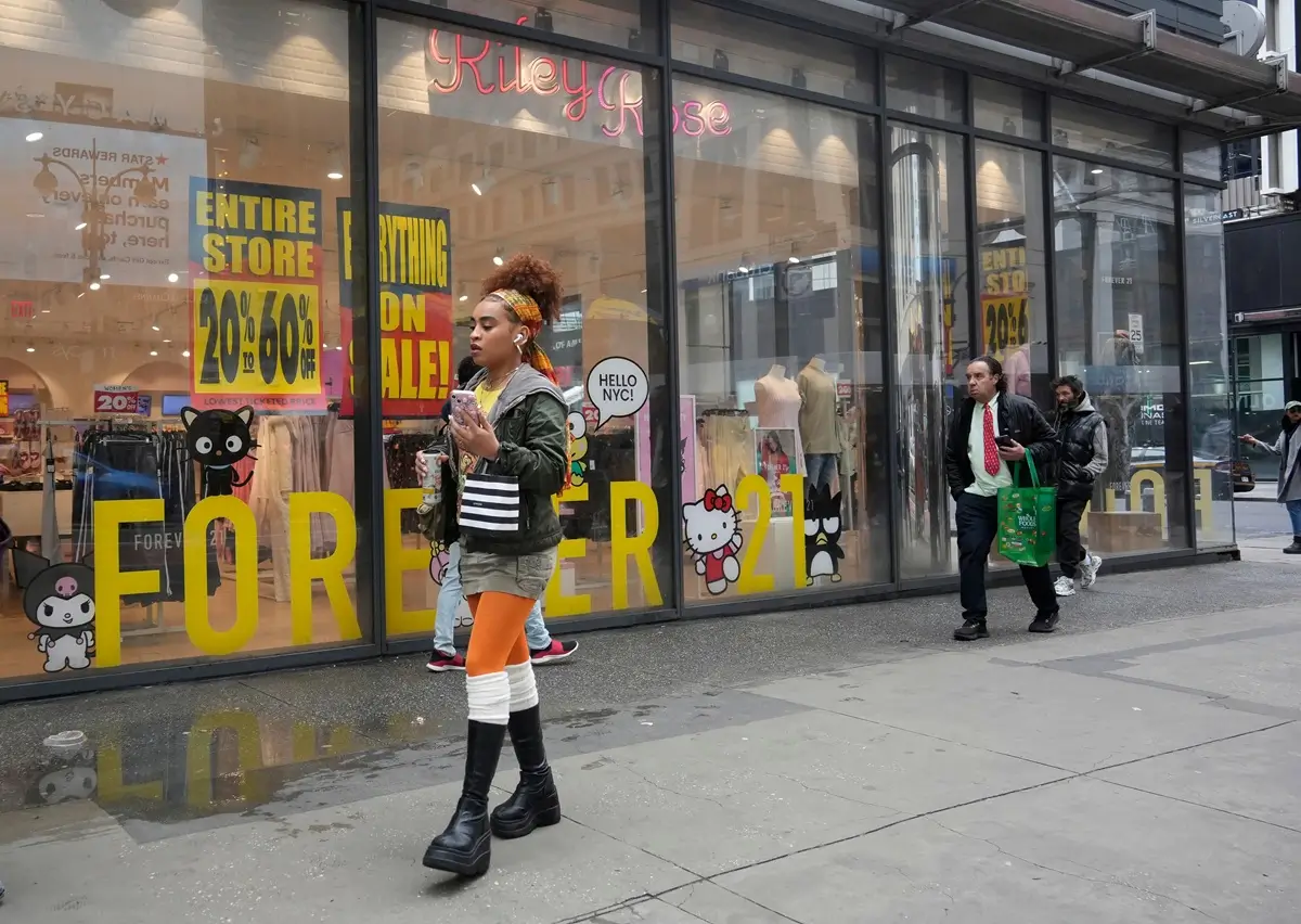 Forever 2 - SportDeník Extravagantní žena procházející kolem jedné z poboček Forever 21 v New Yorku