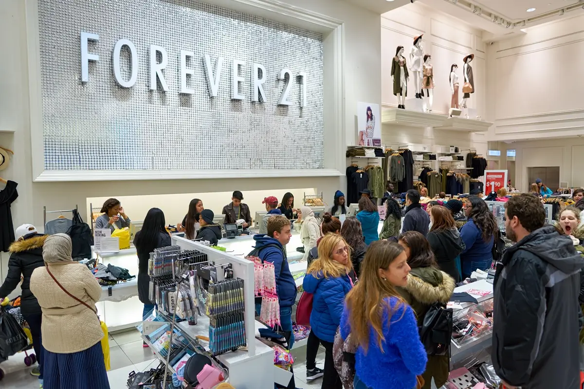 Forever 3 - SportDeník Zákazníci v jednom z obchodů značky Forever 21