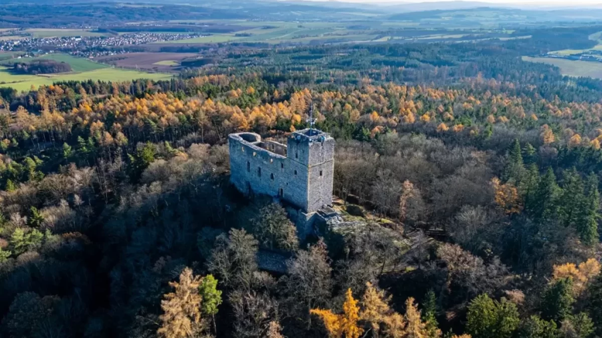 Pohled z dronu na romantickou zříceninu hradu Radyně na Plzeňsku