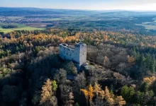 Pohled z dronu na romantickou zříceninu hradu Radyně na Plzeňsku