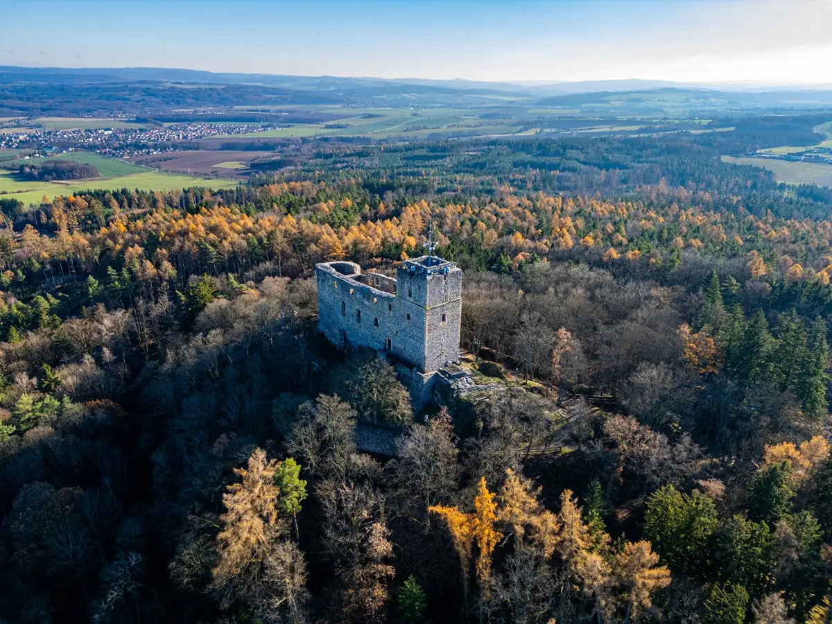 Pohled z dronu na romantickou zříceninu hradu Radyně na Plzeňsku