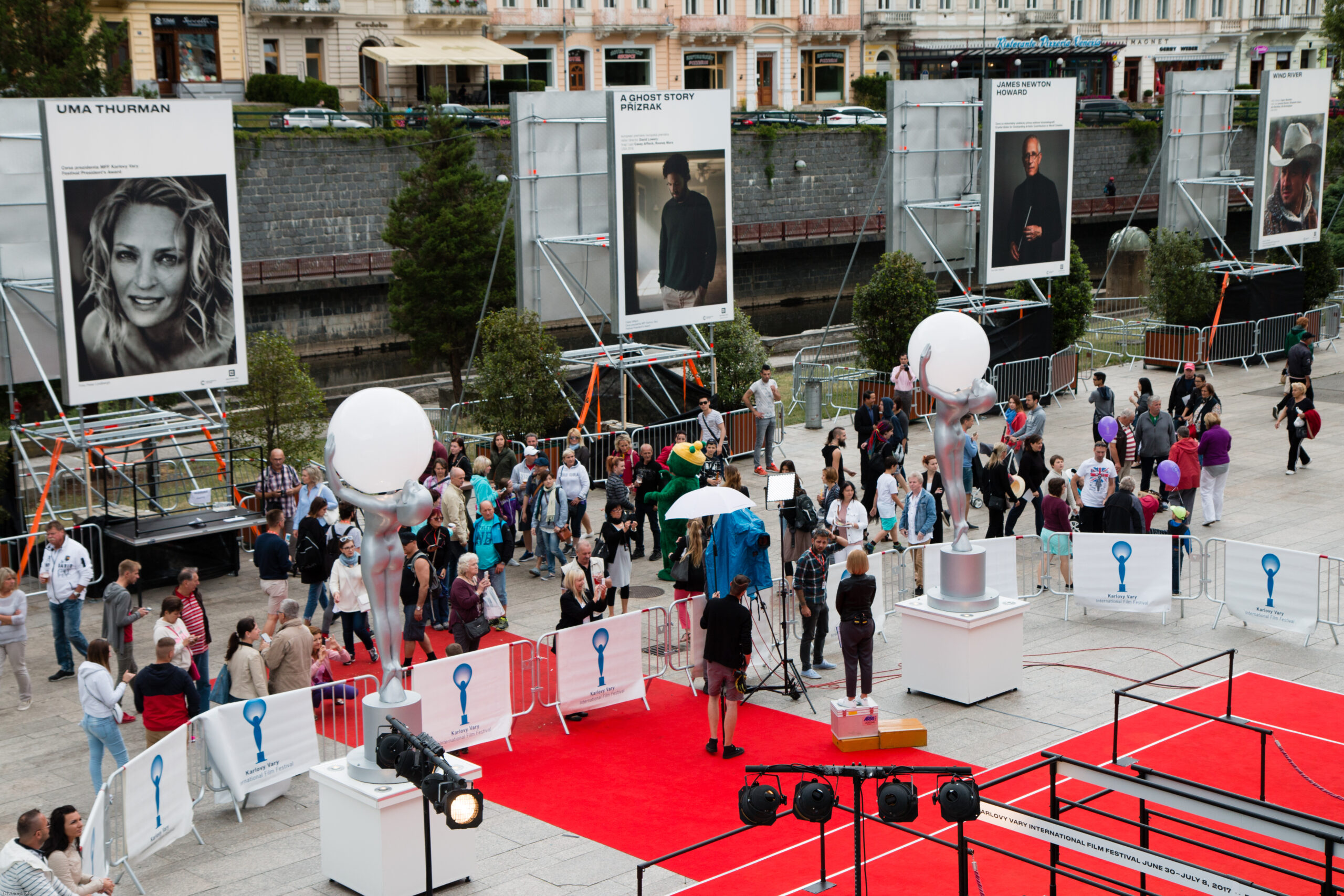 HotelThermal52thInternationalFilmFestivalKarlovyVaryCzechRepublic - SportDeník Pohled do předsálí Mezinárodního filmového festivalu v Karlových Varech.