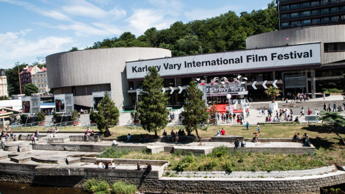 Červený koberec při vstupu do budovy, kde se koná Mezinárodní filmový festival Karlovy Vary