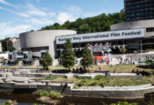 Červený koberec při vstupu do budovy, kde se koná Mezinárodní filmový festival Karlovy Vary