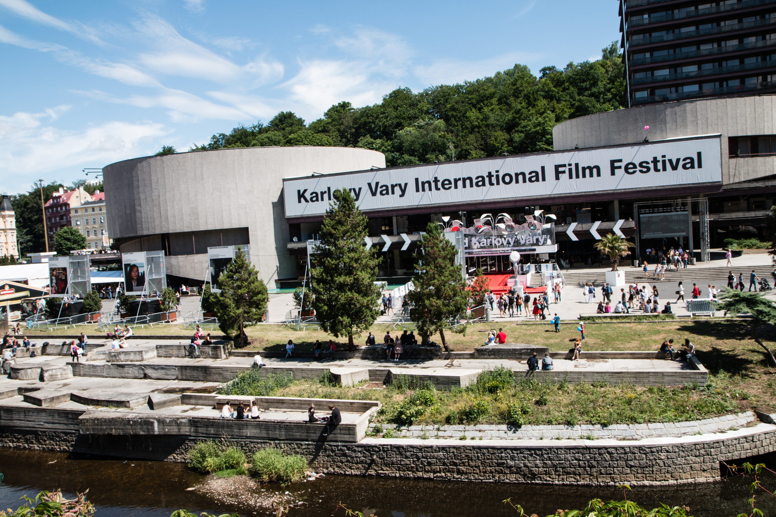 Červený koberec při vstupu do budovy, kde se koná Mezinárodní filmový festival Karlovy Vary