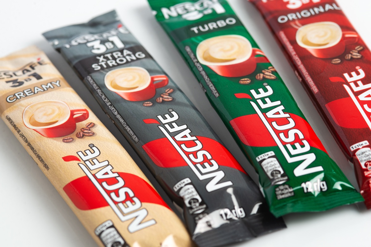 Nescafé3In1OriginalInstantGroundCoffee-A - SportDeník Práškové kávy Nescafé, několik balení vedle sebe na stole
