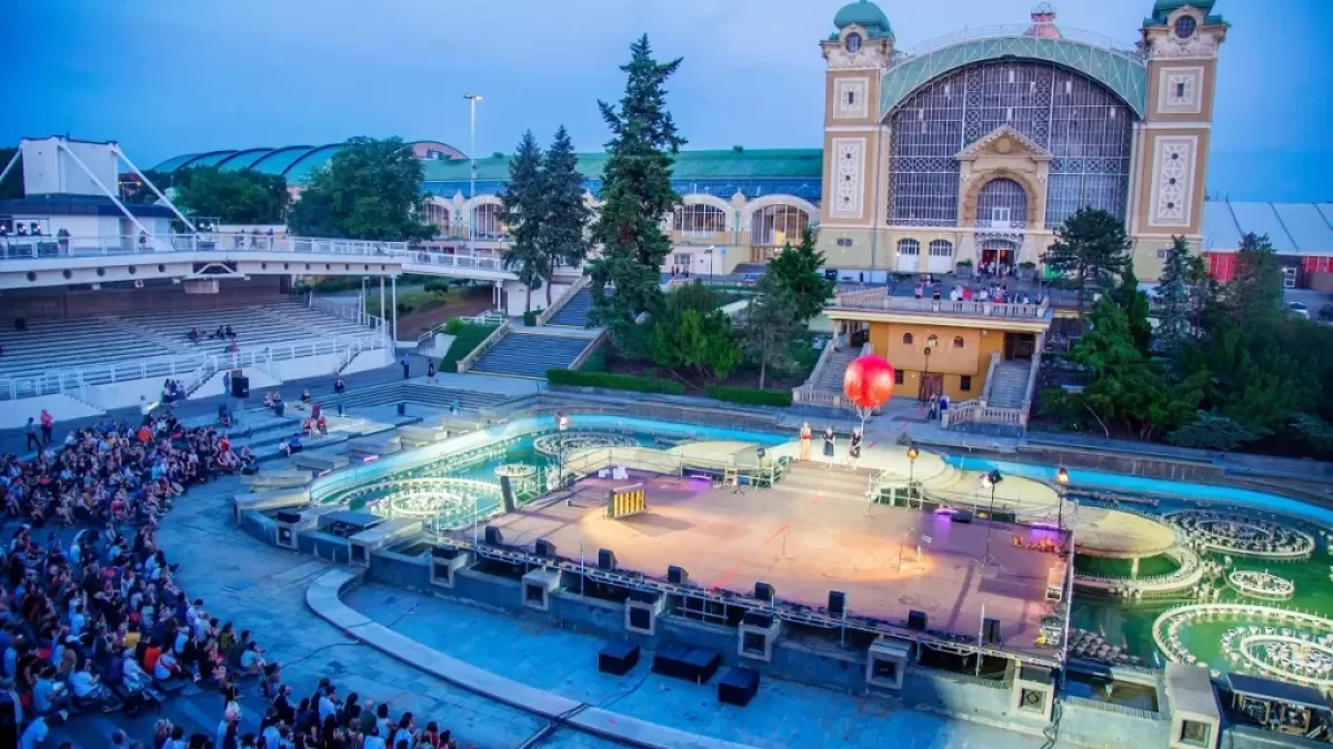 Pohled na areál pražského Výstaviště s Křižíkovou světelnou fontánou 