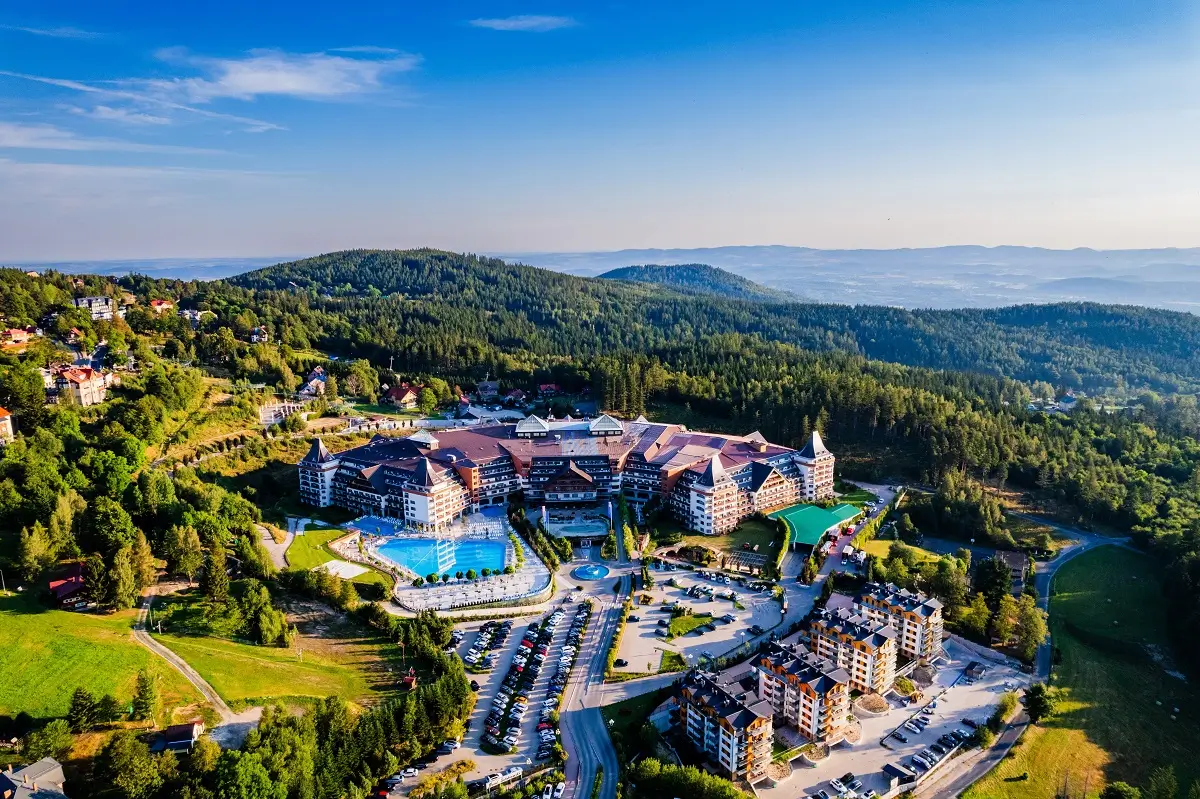 Polsko 1 - SportDeník Pohled z ptačí perspektivy na Karpacz, polské turistické středisko v horách.