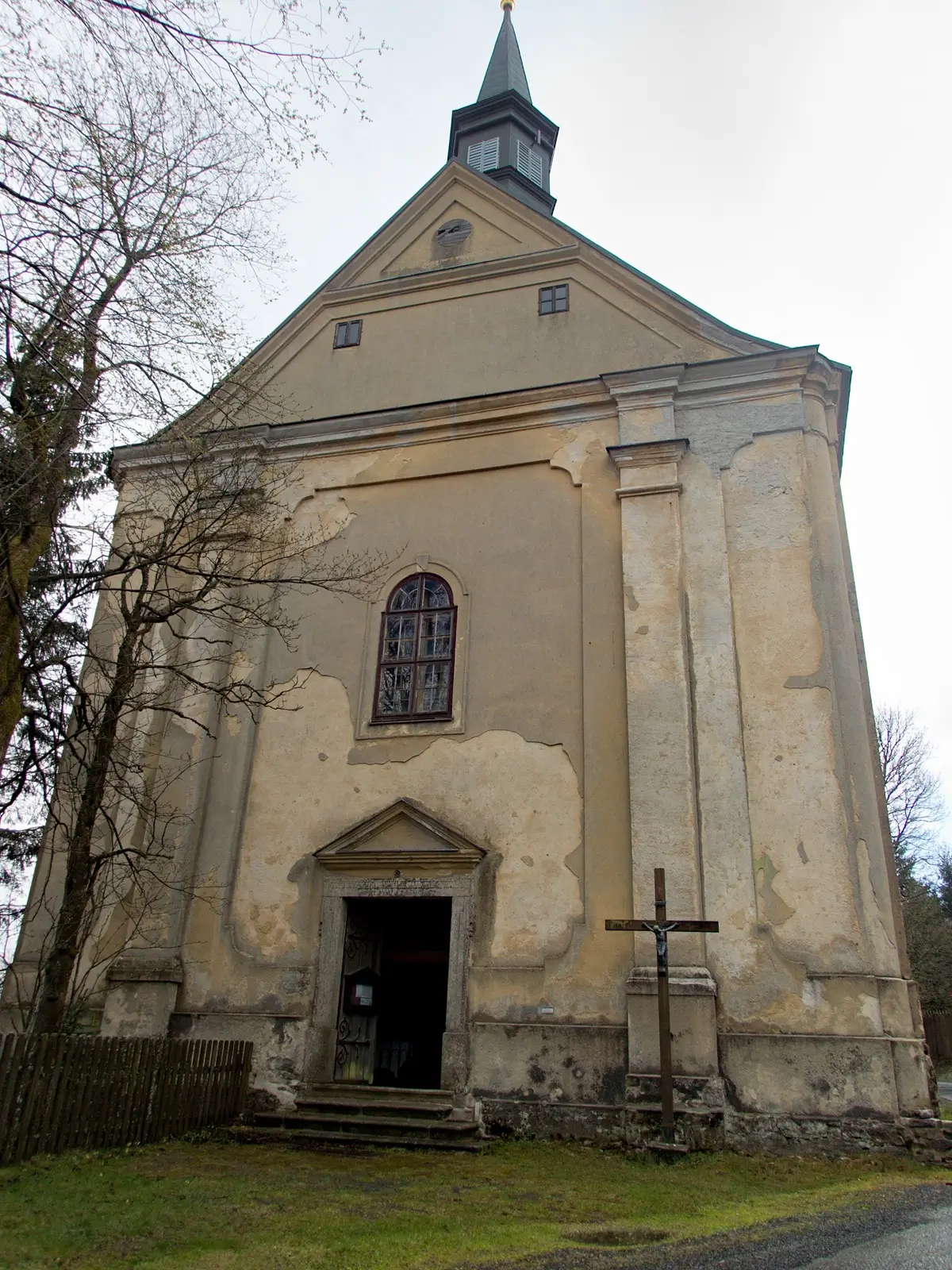 Mírně zdevastovaný kostel ve vesnici Přebuz na Krušnohorsku 
