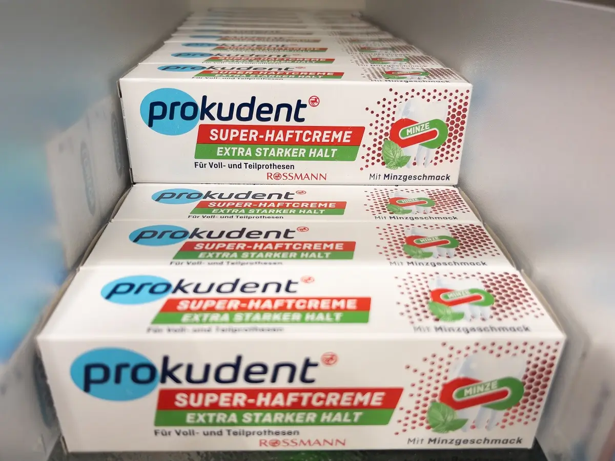 Několik vyskládaných zubních past v regálu drogerie ROSSMANN