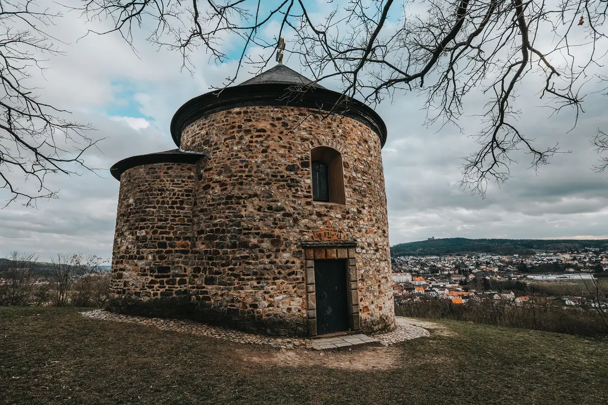 Románská rotunda sv. Petra a Pavla ve Starém Plzenci