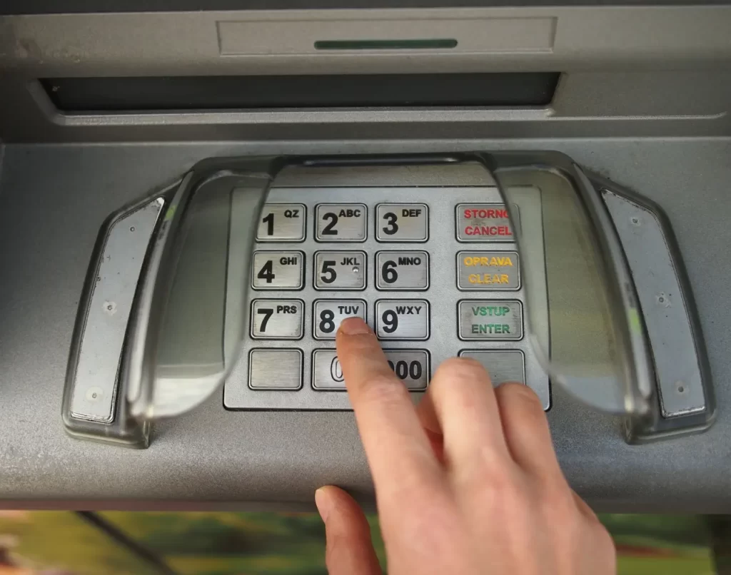 Použili byste k výběru z bankomatu kreditní kartu? - SportDeník muž vybírá peníze z bankomatu