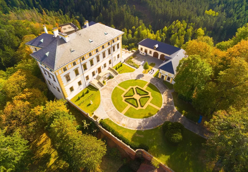 Původní hrad byl přestavěn na zámek, FOTO: Shutterstock - SportDeník Rabštejn nad Střelou