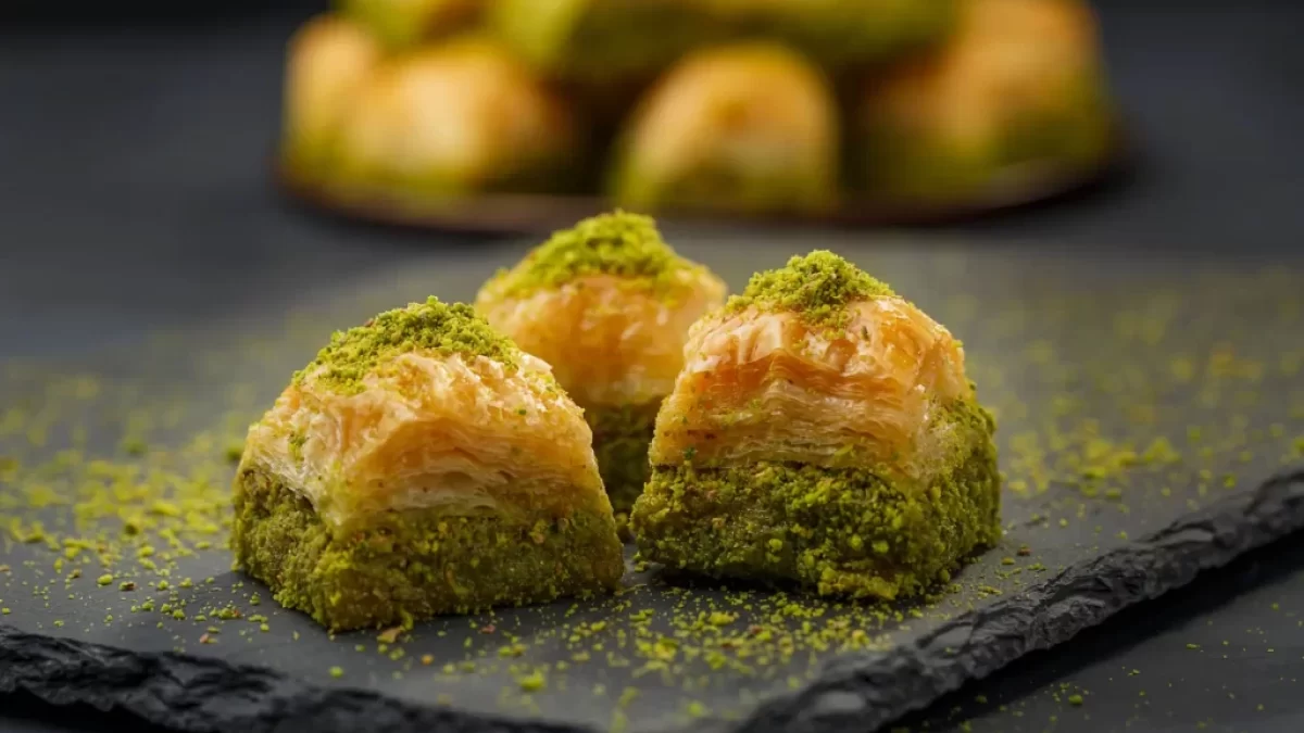 Tři kousky baklavy na černém tácu