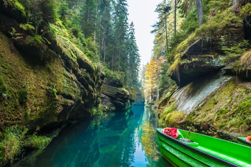 Shutterstock_1224273814 - SportDeník Výlet do soutěsky na lodičce.
