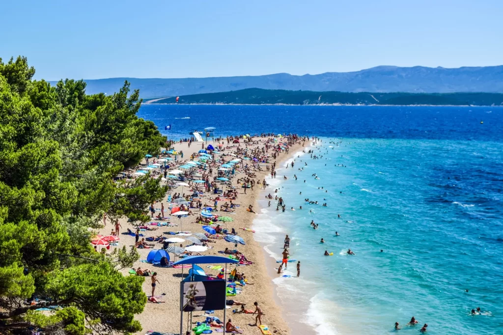 Jedinou nevýhodou pláže je, že svou krásou láká spoustu turistů, FOTO: Shutterstock - SportDeník pláž zlatni rat