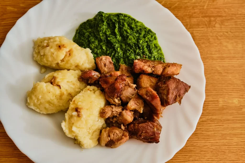 chlupaté knedlíky k vepřovému masu se špenátem