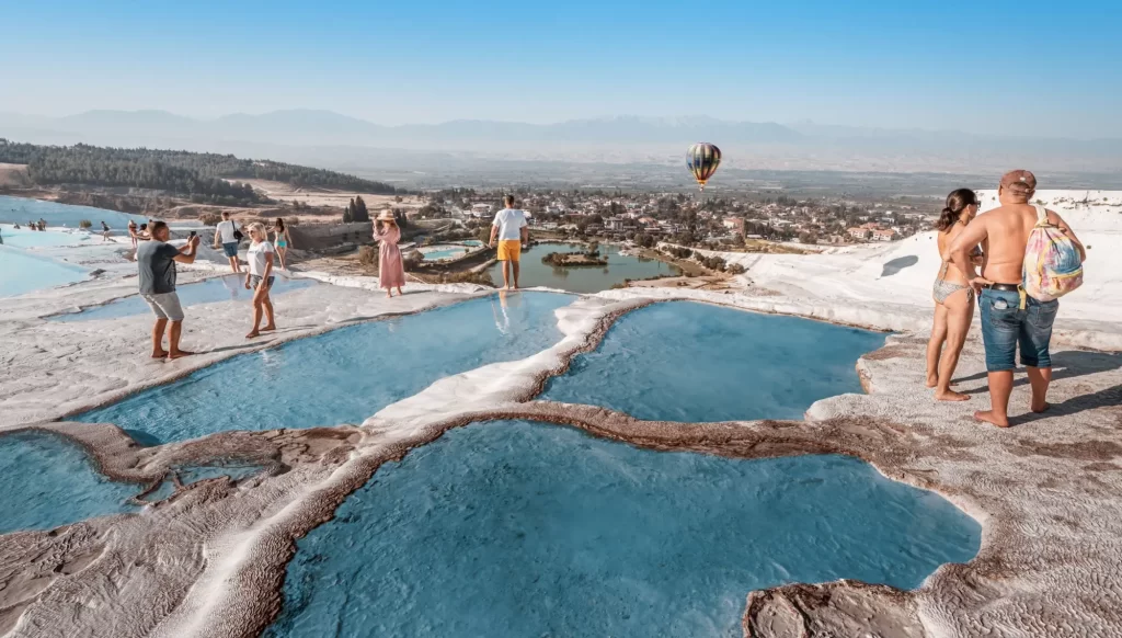 Pamukkale se sněhobílými terasami a termálními prameny. 