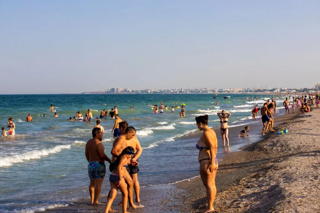 Přes léto jsou pláže přeplněné „domácími”, FOTO: Shutterstock - SportDeník letovisko Mamaia
