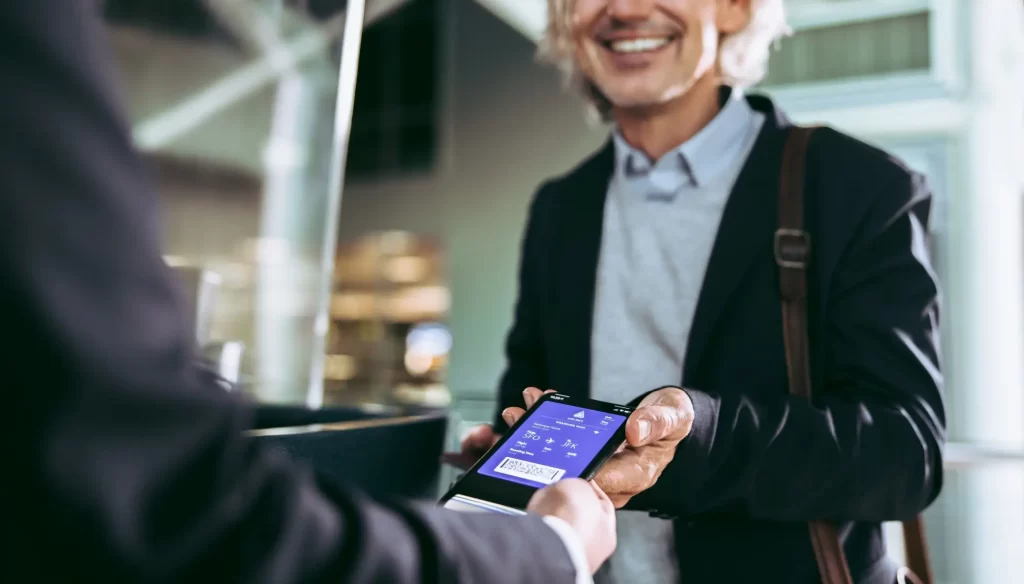 Výhradně digitální letenky začne pravděpodobně zavádět i spousta dalších dopravců, FOTO: Shutterstock - SportDeník muž ukazuje letenku