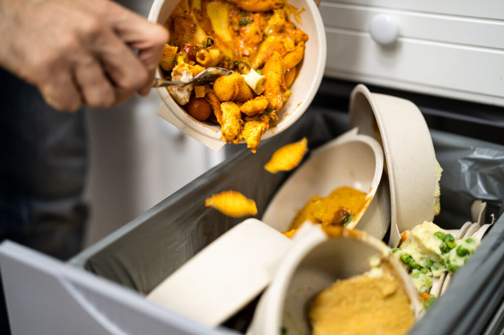 Shutterstock_2103117227 - SportDeník Muž vyhazující jídlo z fastfoodu do koše