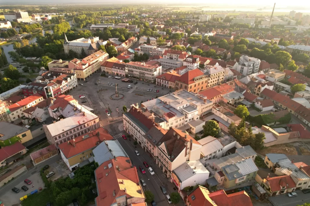 Shutterstock_2133327735 - SportDeník Ptačí pohled na město Nymburk