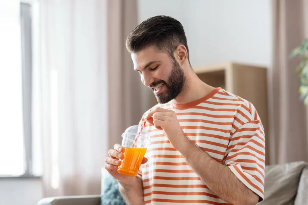 Shutterstock_2154471641 - SportDeník Stejně jako jsme se museli smířit s papírovými brčky.