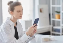 žena je na telefonu