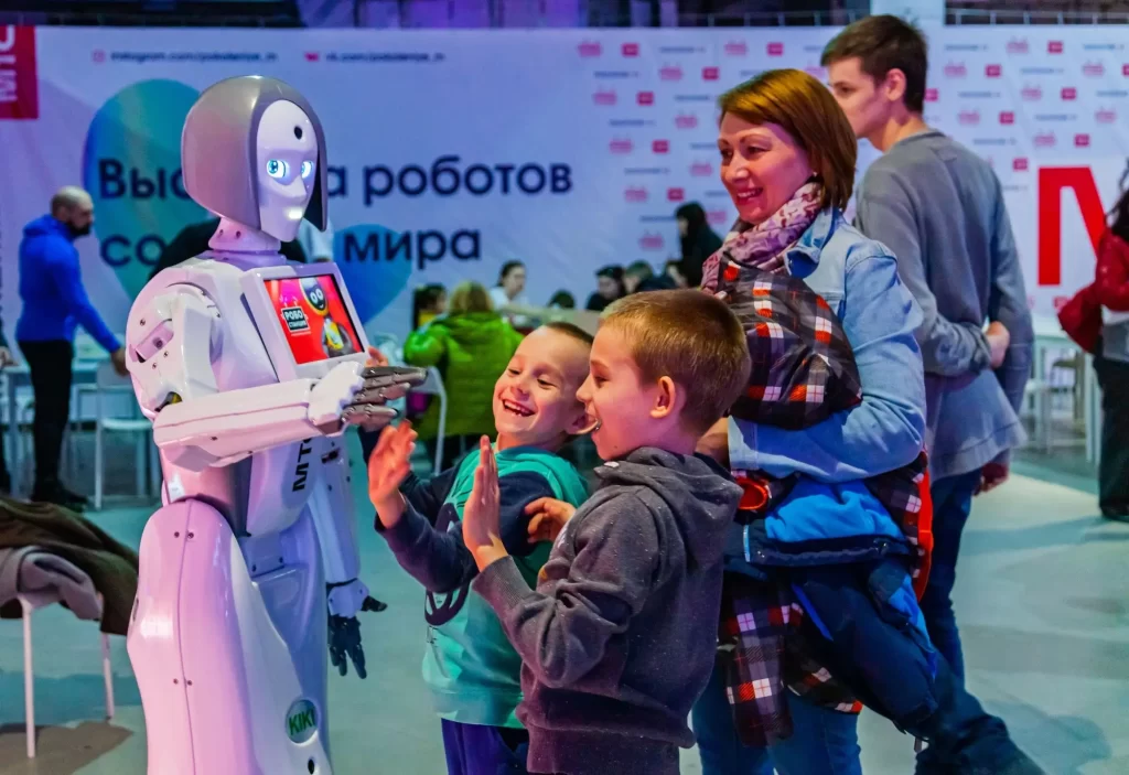 Humanoidní roboti jsou fascinující - SportDeník děti si hrají s robotem