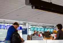 muž na letišti kontroluje zavazadlo