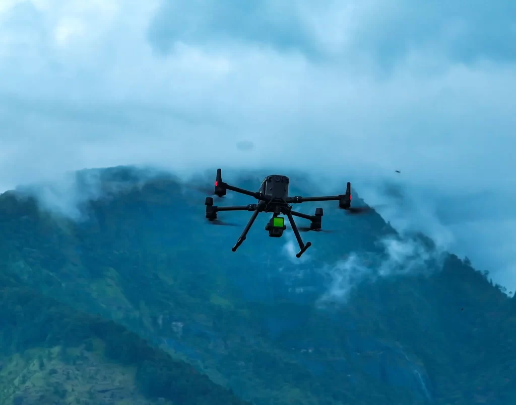 Shutterstock_2299215049 - SportDeník Dron letící nad pralesem