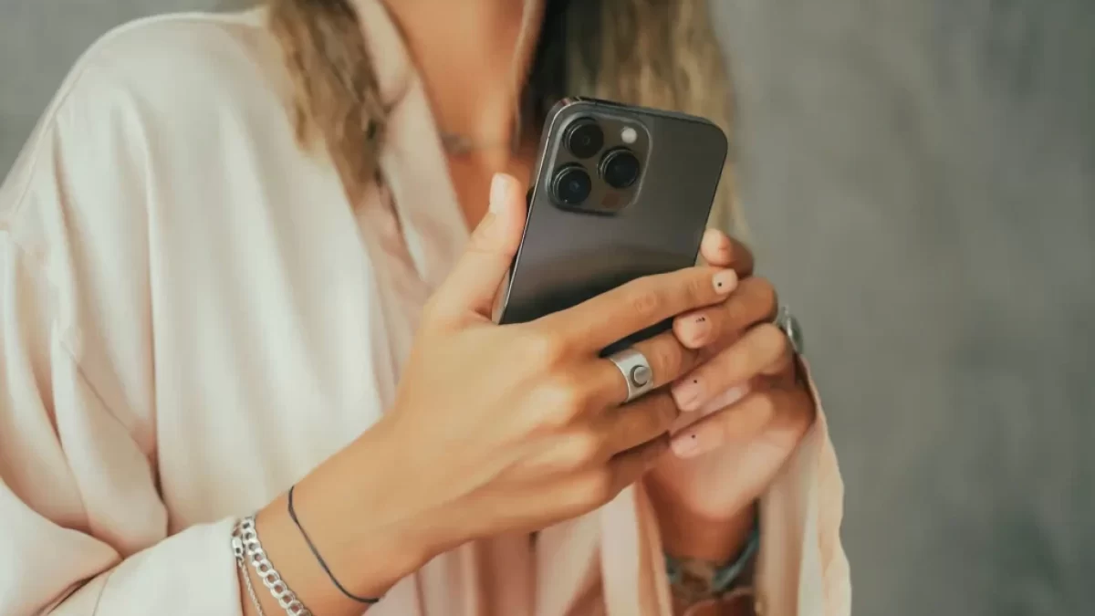 žena drží iphone